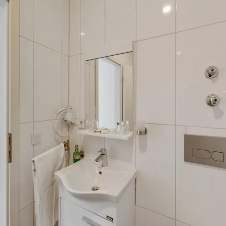 Pleasant Near Centre Apartment *